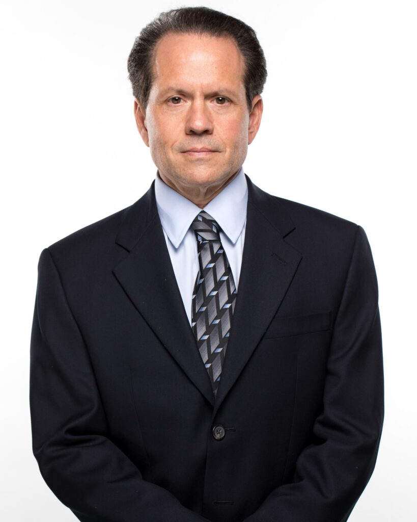 Miami Accidentes De Camiones 1 Retrato Profesional De Jack G. Bernstein Con Traje Oscuro Y Corbata Estampada Sobre Un Fondo Blanco.