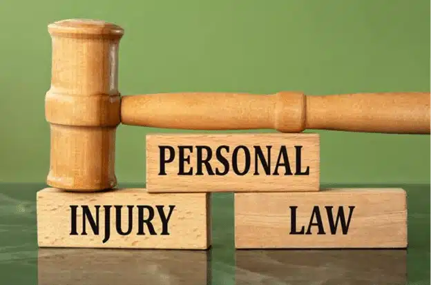 Abogado De Lesiones Personales En Doral 2 Mazo De Juez Sobre Bloques De Madera Con El Texto Personal Injury Law Para Abogados De Lesiones Personales En Doral.
