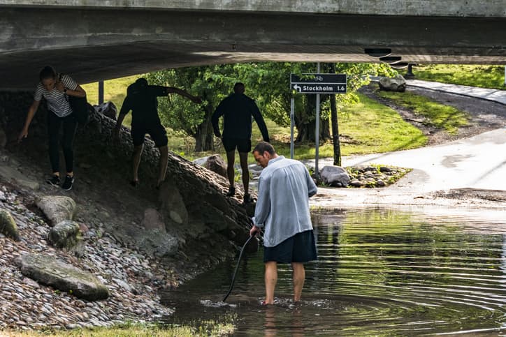 Good Samaritan helping in a flood